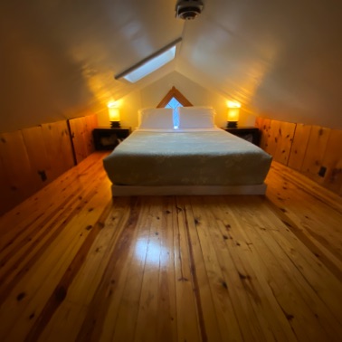 Loft w/queen bed skylight